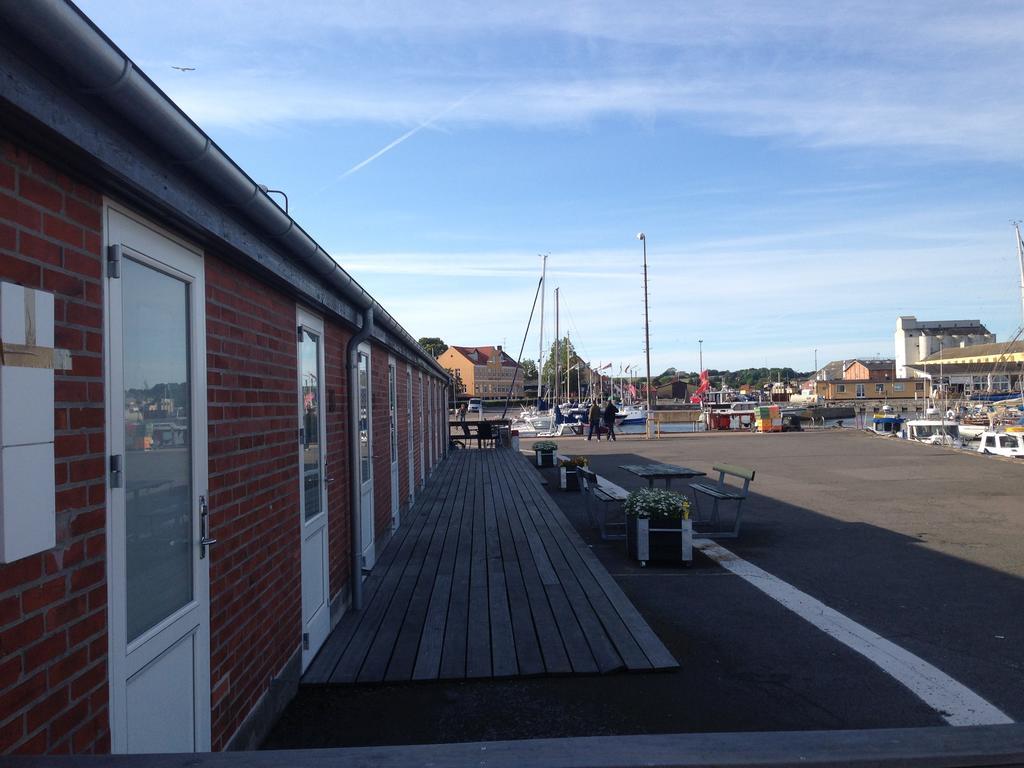 Nexo Marine Rooms Bagian luar foto